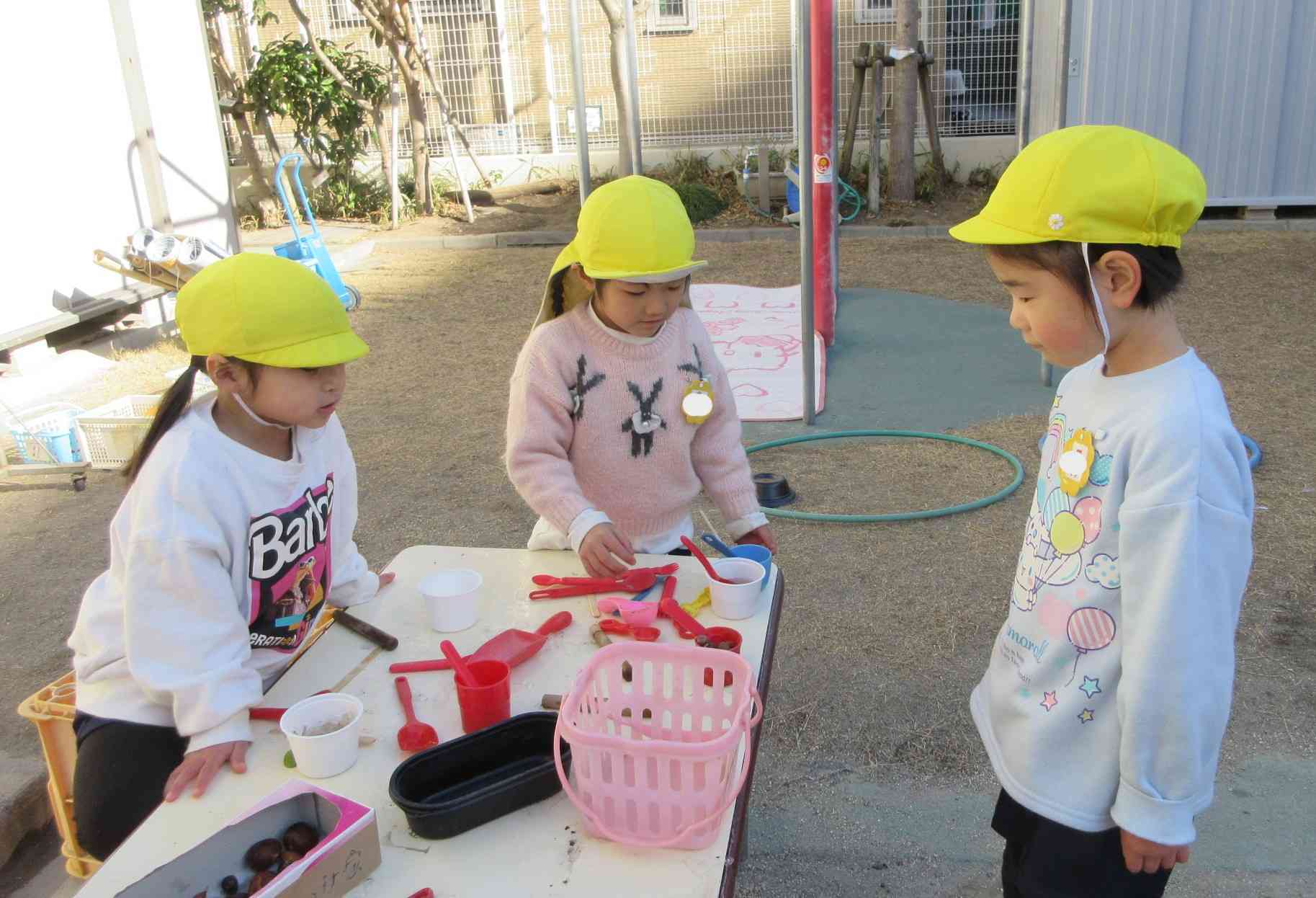 ④氷を使ってかき氷屋さんをしたよ